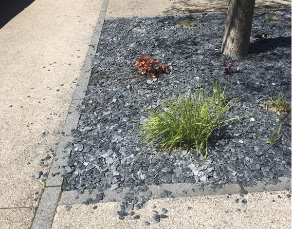 Exemple de désagrément sans gluegarden - dispersions des graviers sur la chaussée